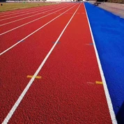 Capa de superfície esportiva semi-prefabricada específicament per a competicions